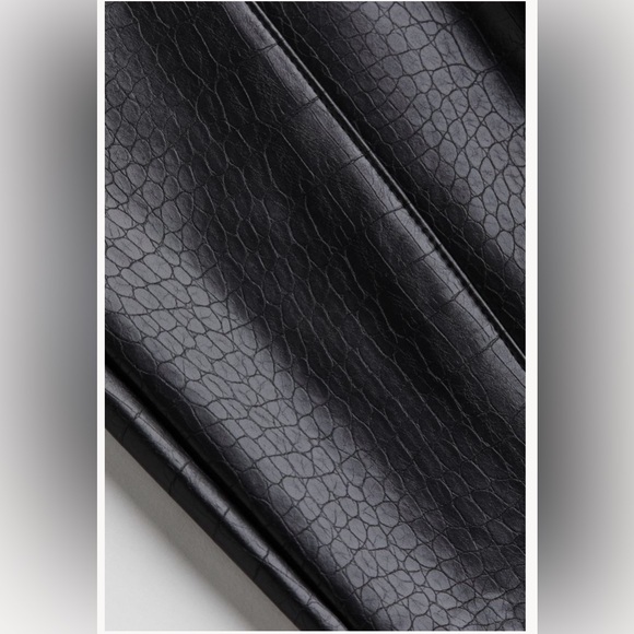 NWT | H&M SNAKE PATTERNED CREASE FRONT FAUX LEATHER LEGGINGS/ PANTS | SIZE: L - Picture 2 of 9